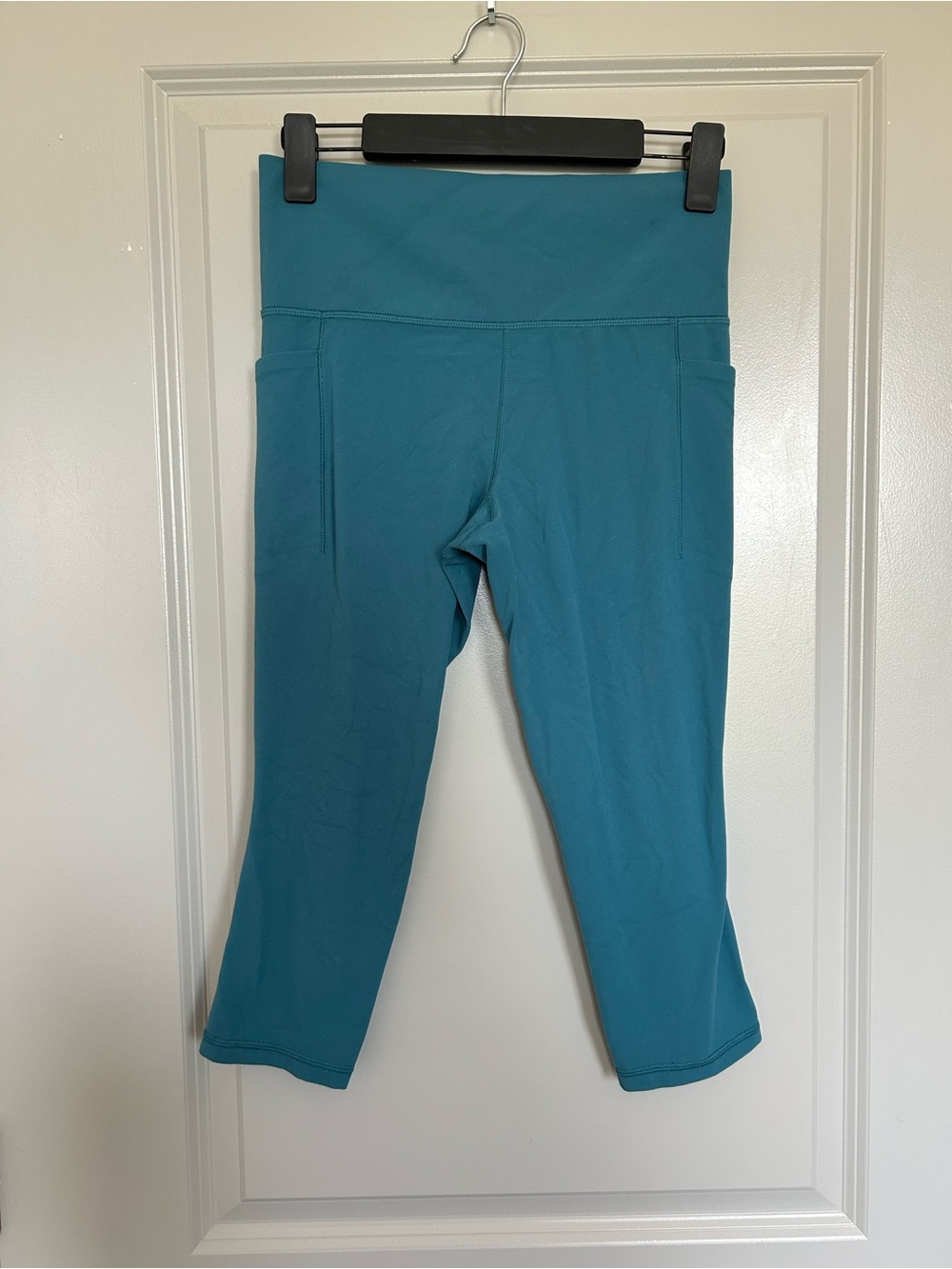Athleta Teal Salutation Stash Pocket Capri Leggings with Side Pockets